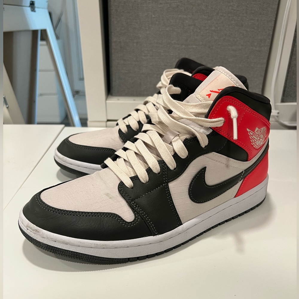Air Jordan 1 Mid SE